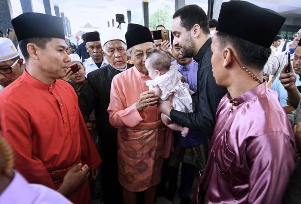 Dr Mahathir ketika beramah mesra dengan seorang bayi Palestin Mariya Mohamad Amr yang didukung ayahnya Dr Mohamad Amr selepas menunaikan Solat Sunat Aidiladha di Masjid Negara hari ini. -Foto Bernama