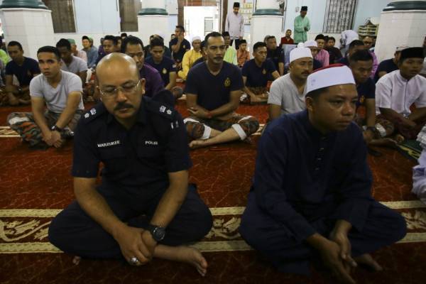 Mohd Nor Marzukee (depan, kiri) dan pasukan mencari dan menyelamat (SAR) antara jemaah yang turut menunaikan Solat Sunat Aidiladha di Masjid Kampung Pantai hari ini. -Foto Bernama