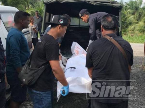 Polis mengusung mayat mangsa ke dalam trak untuk dibawa ke HTAJ Sabak Bernam.