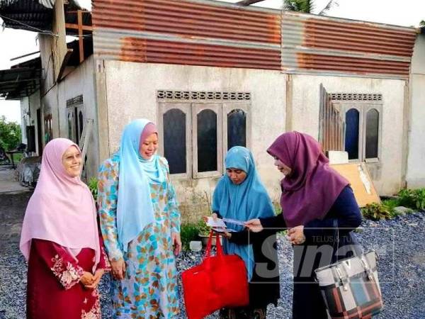 Dr Salmee (kiri) dan Halimaton Shaadiah (kanan) ketika mengiringi Menteri Pembangunan Luar Bandar, Datuk Seri Rina Mohd Harun (dua dari kiri) meninjau keadaan beberapa rumah terjejas teruk akibat ribut di sekitar Parlimen Jerlun kelmarin.