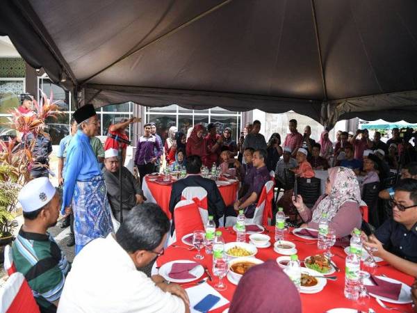 Perdana Menteri Tun Dr Mahathir Mohamad berucap ketika hadir pada pada Majlis Ramah Mesra Penduduk Kedawang sempena Majlis Korban di Masjid Ar-Rahman Kedawang hari ini. - Foto Bernama