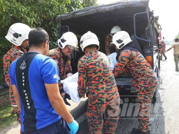 Mangsa, Nordin Kapas, 72, dari Taman Bahgia Court yang memandu Nissan Sentra meninggal dunia di lokasi kejadian selepas cedera di bahagian kaki dan perut.