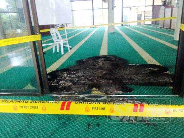 Kesan terbakar di hadapan pintu Masjid Kampung Rambai.