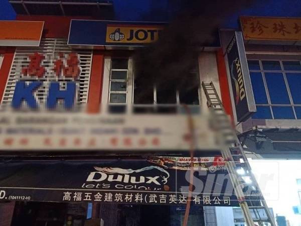 Keadaan premis rumah kedai dua tingkat yang terbakar di Taman Bukit Indah pagi tadi.
