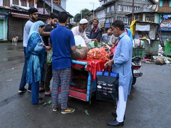 Penduduk di Srinagar terpaksa membeli barangan yang dijual peniaga jalanan selepas kebanyakan kedai di bandar utama J&K itu ditutup sejak kawalan keselamatan diperketatkan.
