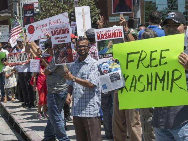 Komuniti Islam di Los Angeles mengadakan protes membantah keputusan India terhadap Kashmir. -Foto AFP