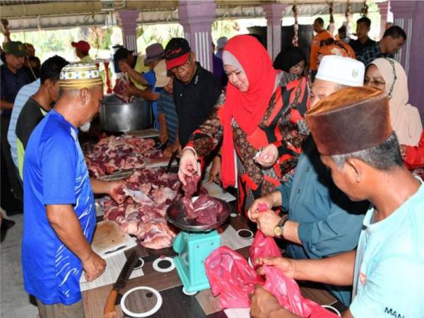 Menteri Pembangunan Luar Bandar Datuk Seri Rina Mohd Harun yang juga Ketua Srikandi Malaysia menghulurkan bantuan menimbang daging lembu korban sebelum diagihkan pada Program Korban Perdana dan Kenduri Rakyat oleh Srikandi Bersatu Malaysia di Dewan Semai Bakti Felda Adela Kota Tinggi hari ini. - Foto Bernama