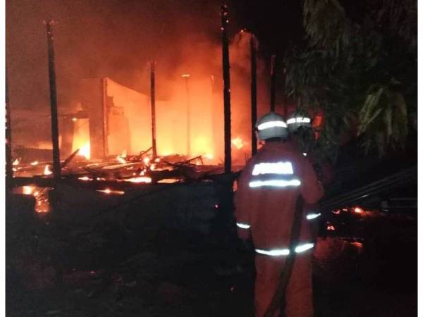 Anggota bomba ketika melakukan operasi pemadaman susulan kebakaran yang berlaku di kawasan perumahan nelayan di Kampung Penyabong, Endau dekat Mersing tengah malam tadi.