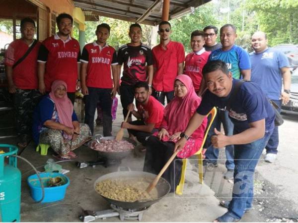 Asran (berdiri dari kiri) bersama ahli Armada dalam Majlis Qurban dan Aqiqah Armada Kelantan di Lalang Pepuyu di sini hari ini.