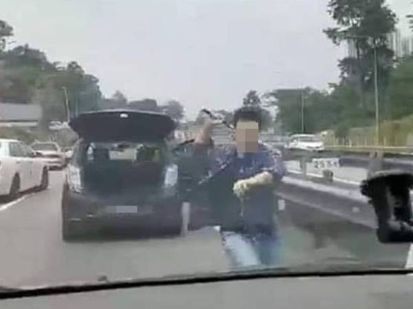 Antara gambar yang didakwa merupakan gambar Syed Danial yang dimuat naik netizen didakwa diambil daripada kereta suspek.