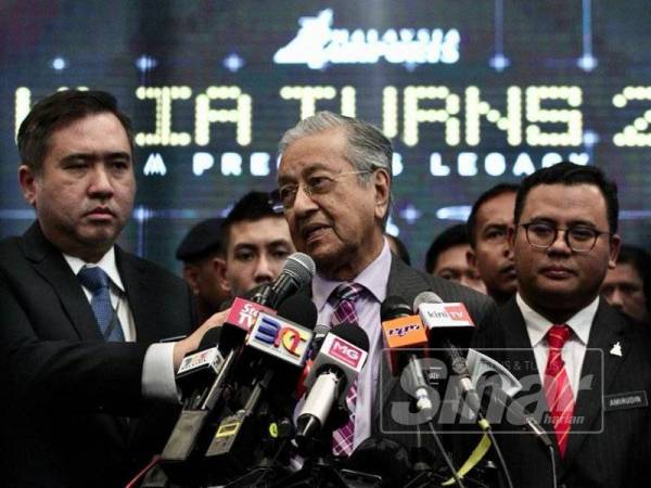 Perdana Menteri, Tun Dr Mahathir Mohamad bercakap kepada media selepas menghadiri majlis Kuala Lumpur International Airport (KLIA) Turns 21: A Precious Legacy, Sepang di sini hari ini. - Foto ZAHID IZZANI