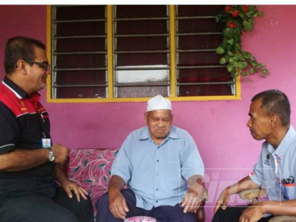 Abas (tengah) menerima kunjungan rakan veteran, Ainul Salleh (kiri) dan wakil Perkeba, Jhangir Khan Kathem Khan (kanan) di rumahnya di Kampung Surau.