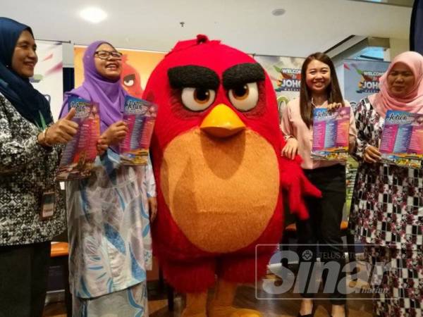 Cai Tung (dua dari kanan) dan Pengarah Tourism Johor, Zihan Ismail (dua dari kiri) bersama maskot Angry Bird pada majlis sidang media di sini semalam.