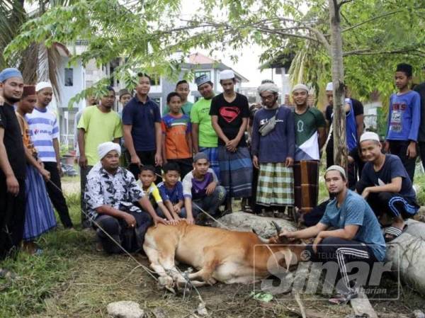 Pelajar dan wartawan bersama Bohari serta Saifulbaharin sempena Gotong-royong Korban Amal ke-7 di Madrasah Al Badariah Pondok Jal Besar, Tumpat.