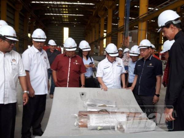 Jimmy (dua dari kanan) ketika mengadakan lawatan di Kilang Zublin Precast, Kampung Lukut sempena siri lawatan kerjanya ke daerah ini semalam.