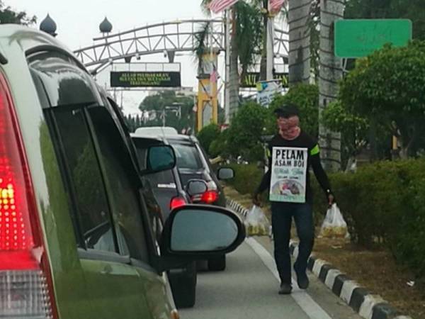 Masih ada peniaga jalanan yang beroperasi di persimpangan lampu isyarat hari ini.