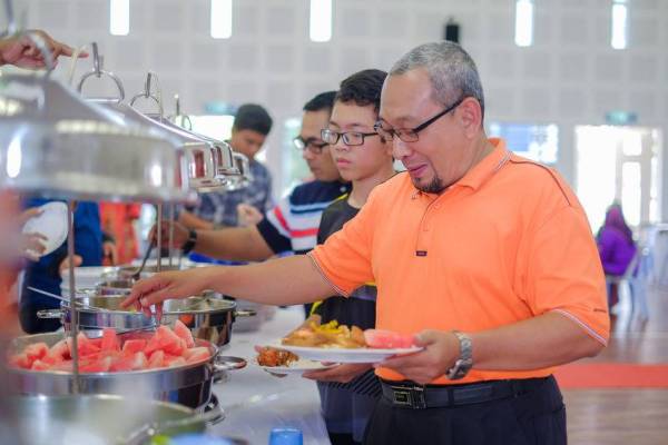 DIHARUSKAN untuk memenuhi jemputan perkahwinan saudara kandung di gereja, tetapi mestilah memenuhi batas yang ditetapkan oleh syarak. -Gambar hiasan