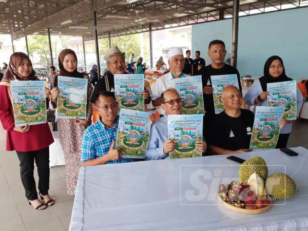 Izham (duduk, tengah) bersama Abdul Ghariff (kanan) dan Halimey (kiri) pada sidang media selepas program pelancaran Selangor Agrofest 2019 di tapak Pasar Tani Kelana Jaya hari ini.
