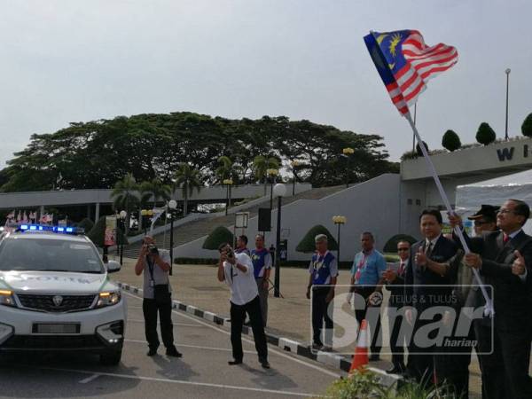 Dr Ahmad Samsuri membuat pelepasan peserta konvoi sempena Majlis Pelancaran Bulan Kebangsaan dan Kibar Jalur Gemilang Tahun 2019 peringkat negeri Terengganu di sini hari ini.