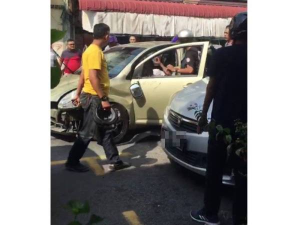 Polis menahan penumpang kereta terbabit namun pemandu berjaya meloloskan diri.