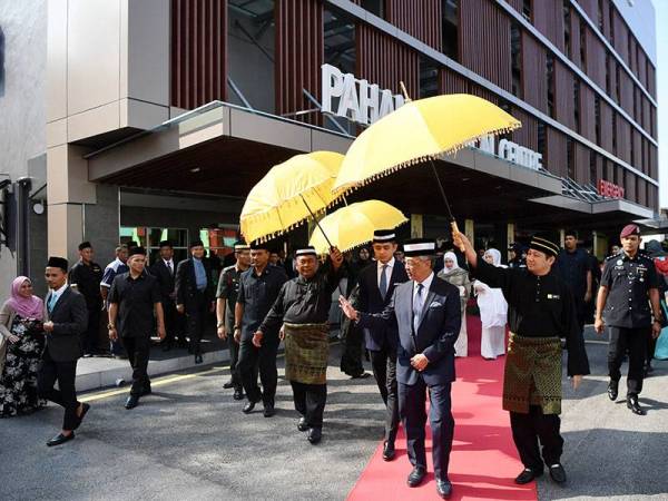 Yang di-Pertuan Agong (tengah) melambai kepada rakyat ketika mencemar duli melakukan lawatan kerja ke Pahang Medical Centre (PMC), hari ini. - Foto BERNAMA