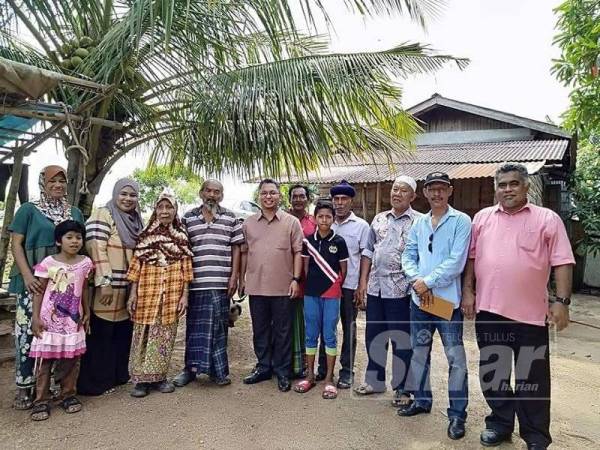 Abdullah dan isteri bersama Penyelaras Dun Sungai Limau, Zahran Abdullah ketika sesi ziarah semalam.