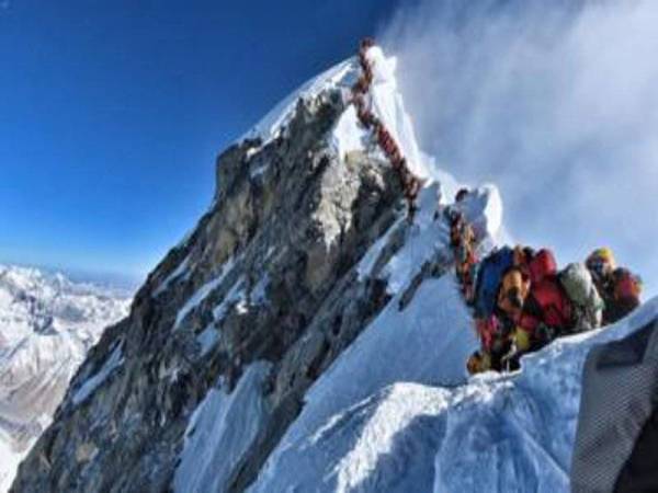 Gunung Everest menjadi tumpuan para pendaki. - Foto AFP