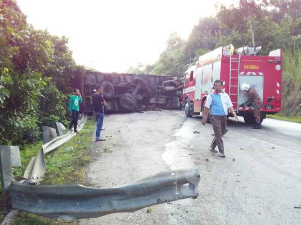 Treler terbalik di Jalan Gua Musang - Kuala Krai mengakibatkan pengguna laluan di kedua-dua arah terkandas lebih 1km.
