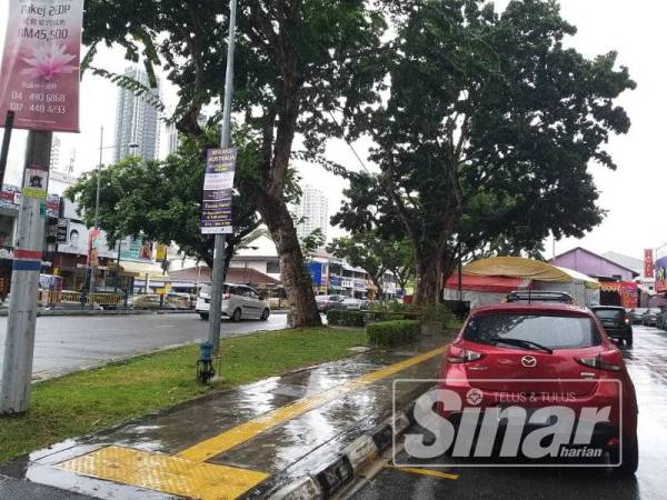 Difahamkan mangsa disimbah asid selepas keluar dari sebuah bank di Pulau Tikus malam tadi.