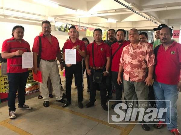 Mohd Tarmizi (dua dari kiri) ahli pertubuhan menunjukkan surat rasmi yang diterima berhubung pengoperasian Terminal Bas Medan Gopeng.