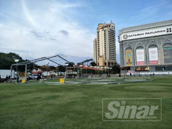 Petugas sedang membuat persediaan menjelang Pelancaran Sambutan Bulan Kebangsaan dan Kibar Jalur Gemilang 2019 di Dataran Pahlawan, Melaka esok.