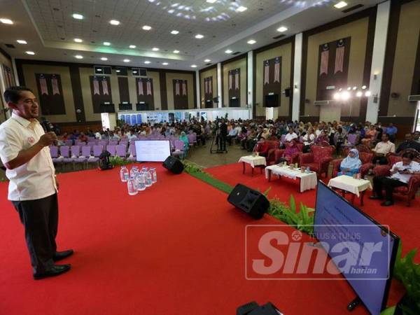 Zamri ketika berucap di hadapan 500 pemimpin setempat yang hadir sebelum memulakan sesi dialog di sini hari ini.