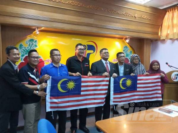 Dzulkefly (empat dari kanan) bergambar bersama Jalur Gemilang selepas sidang akhbar semalam.