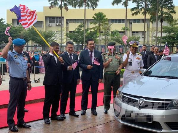 Mohamad (dua dari kiri) ketika acara pelepasan kenderaan sempena Kempen Kibar Jalur Gemilang Sambutan Bulan Kebangsaan 2019 di Wisma Pertahanan di sini hari ini.
