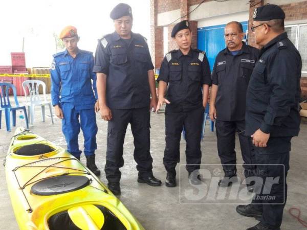 Haris Fadzillah (dua dari kiri) melihat kayak digunakan mangsa yang dibawa ke Pangkalan Hadapan Carilamat Penyabong Mersing.