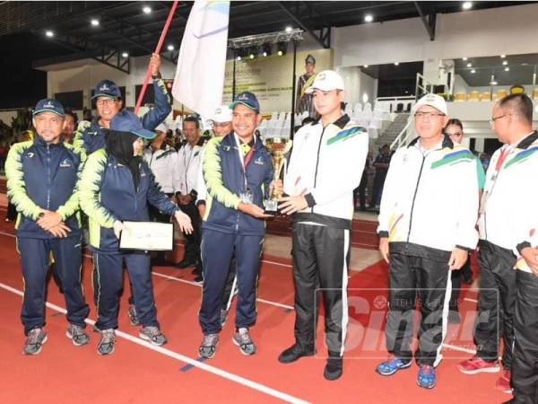 Tengku Hassanal mencemar duli merasmikan temasya pembukaan Sukan PBT Negeri Pahang Kali Kelapan.