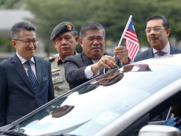 Mohamad Sabu (dua, kanan) memasang Jalur Gemilang pada kenderaan Kementerian Pertahanan ketika Perhimpunan Kementerian Pertahanan Dan Kempen Kibar Jalur Gemilang Sempena Sambutan Bulan Kebangsaan 2019 di Dataran Wisma Pertahanan, Kementerian Pertahanan hari ini. - Foto BERNAMA