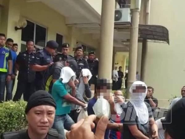 Tiada pengakuan direkodkan daripada 18 anggota kumpulan itu terhadap pertuduhan yang dibacakan di hadapan Hakim Syafeera Mohd Said.
