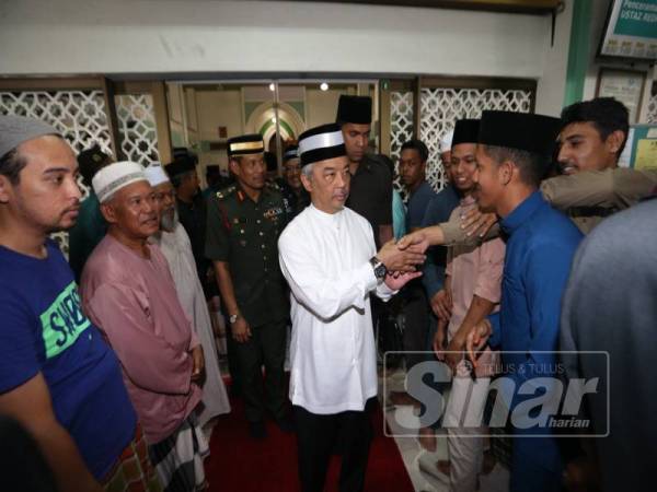 Al-Sultan Abdullah bersalaman bersama jemaah yang hadir solat Jumaat di Masjid Daerah Maran (As-Syakirin) di sini hari ini.