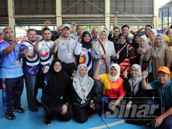 Zuraida bersama sebahagian peserta PBT dalam pertandingan memanah.