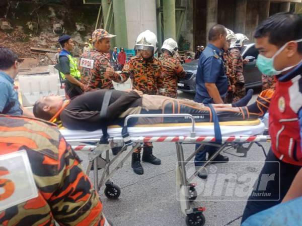 Mangsa yang cedera dihantar ke hospital untuk mendapatkan rawatan lanjut.