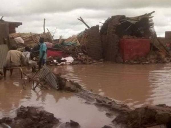 Hujan lebat sejak dua minggu lalu mencetuskan banjir kilat.
