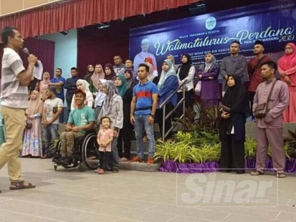 Muhamad Firdaus menjalani sesi latihan bersama pasangan lain sempena program Walimatulurus Perdana 2019 di Dewan Majlis Daerah Marang petang tadi.