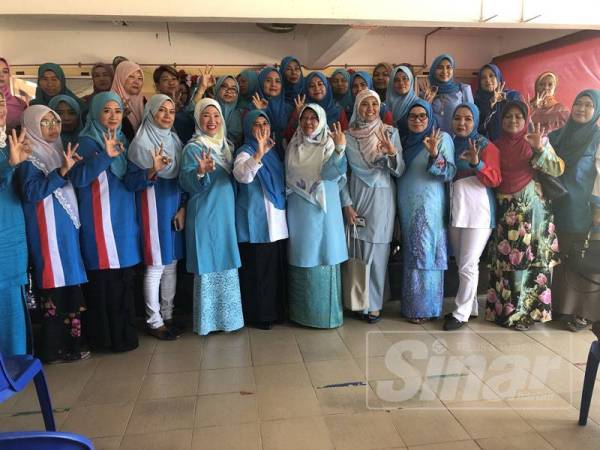 Haniza (tengah) bersama wanita PKR pada Perdana Mesyuarat Agung Tahunan Wanita Cabang PKR di Sekolah Kebangsaan Salor hari ini.