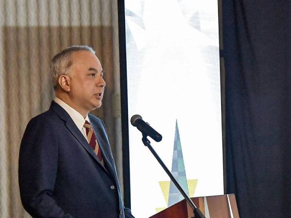 Sultan Perak Sultan Nazrin Shah merangkap Penaung Diraja Lembaga Pemegang Amanah Anugerah Merdeka berkenan menyampaikan titah baginda pada Merdeka Award Grant 2019 di Menara Berkembar Petronas hari ini. - Foto Bernama