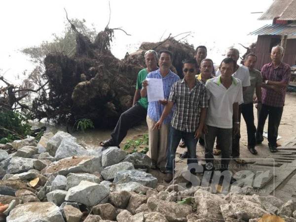 Mohd Yaakob bersama nelayan lain mendakwa mereka hilang sumber pendapatan selepas kewujudan dua tembok penahan ombak yang dibina sejak kira-kira enam bulan lalu.