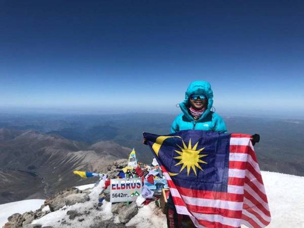 Sara Sofea bangga mengibarkan Jalur Gemilang selepas berjaya menakluk puncak Gunung Elbrus petang kelmarin.