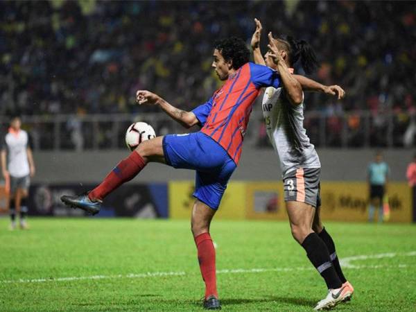 Pemain Johor Darul Ta'zim (JDT) Diogo Luis Santo (kiri) mengawal bola ketika bertemu pasukan Perbadanan Kemajuan Negeri Perak (PKNP) FC pada saingan Piala Malaysia 2019 di Stadium Majlis Perbandaran Manjung malam tadi. - Foto Bernama 