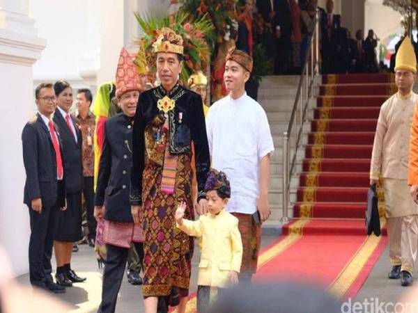 Presiden Jokowi bersama anak lelaki beliau, Gibran Rakabuming dan cucunya, Jan Ethes Srinarendra berpakaian tradisional ketika menghadiri upacara proklamasi Kemerdekaan Republik Indonesia ke-74 di Istana Merdeka, Jakarta hari ini.
