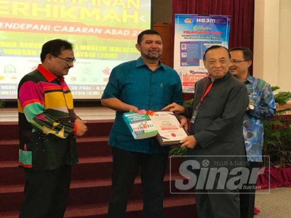 Marzuki ketika menyampaikan sijil penghargaan kepada Presiden Persatuan Pedagang dan Pengusaha Melayu Malaysia (Perdasama) Tan Sri Matshah Safuan yang membentangkan kertas kerja Memperkasa Rangkaian Usahawan Melayu dan Bumiputera.